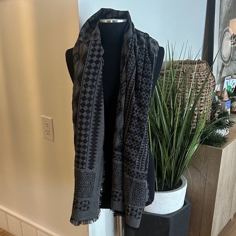 Oversize Black and Gray Patterned Blanket Scarf